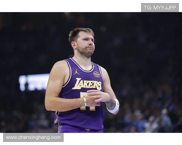 雷迪克确认东契奇将出战对阵太阳比赛里夫斯与斯玛特也将参赛 雷迪克确认东契奇将出战对阵太阳比赛里夫斯与斯玛特也将参赛